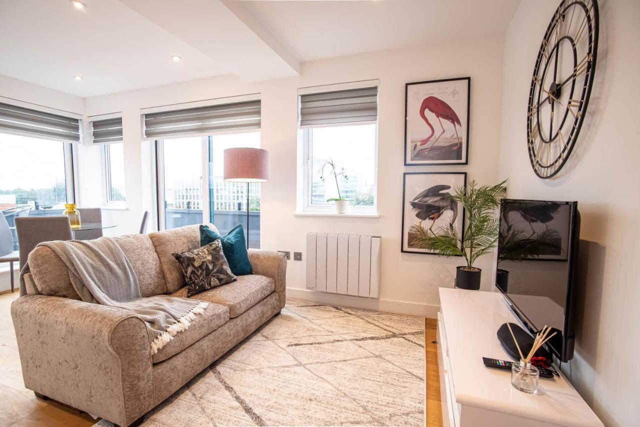 Two Bed Flat With Wrap Around Terrace Near Legoland, Windsor, Tube Station Leilighet Slough Eksteriør bilde