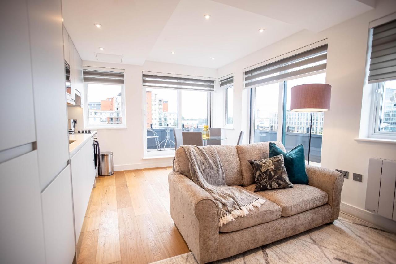Two Bed Flat With Wrap Around Terrace Near Legoland, Windsor, Tube Station Leilighet Slough Eksteriør bilde