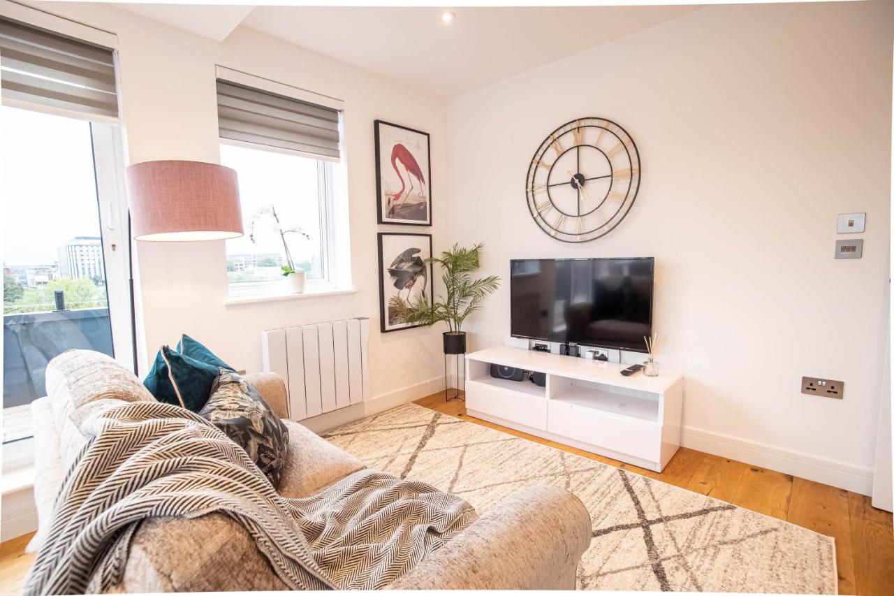 Two Bed Flat With Wrap Around Terrace Near Legoland, Windsor, Tube Station Leilighet Slough Eksteriør bilde