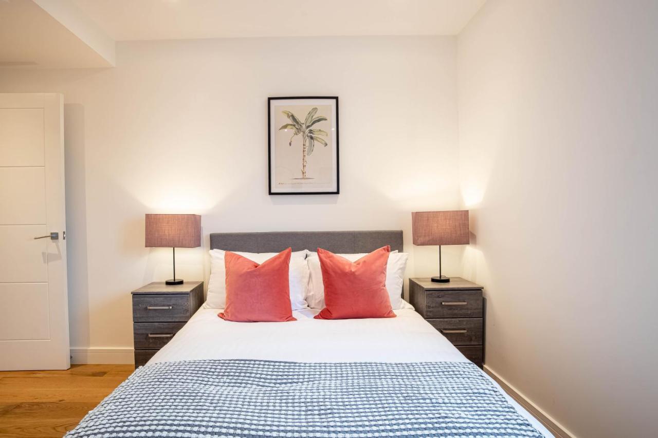 Two Bed Flat With Wrap Around Terrace Near Legoland, Windsor, Tube Station Leilighet Slough Eksteriør bilde