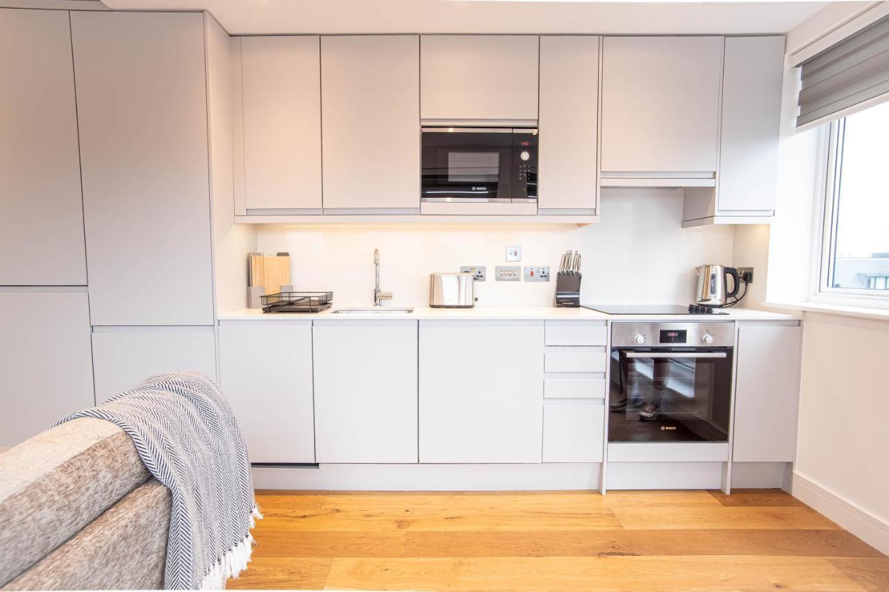 Two Bed Flat With Wrap Around Terrace Near Legoland, Windsor, Tube Station Leilighet Slough Eksteriør bilde