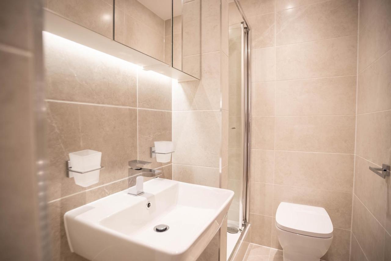 Two Bed Flat With Wrap Around Terrace Near Legoland, Windsor, Tube Station Leilighet Slough Eksteriør bilde